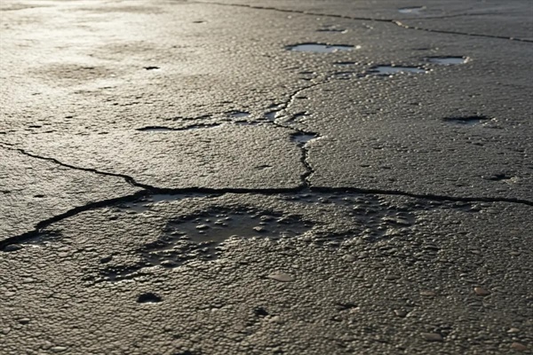 تأثیر ویژگی‌های سنگدانه و طرح اختلاط بر نفوذپذیری و دوام بتن در محیط‌های خورنده