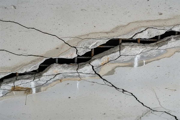 ترک سقف ساختمان: علل، اثرات و راه‌حل‌های تعمیراتی