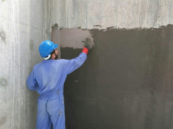 روش گام به گام آب‌بندی استخر با چسب بتن