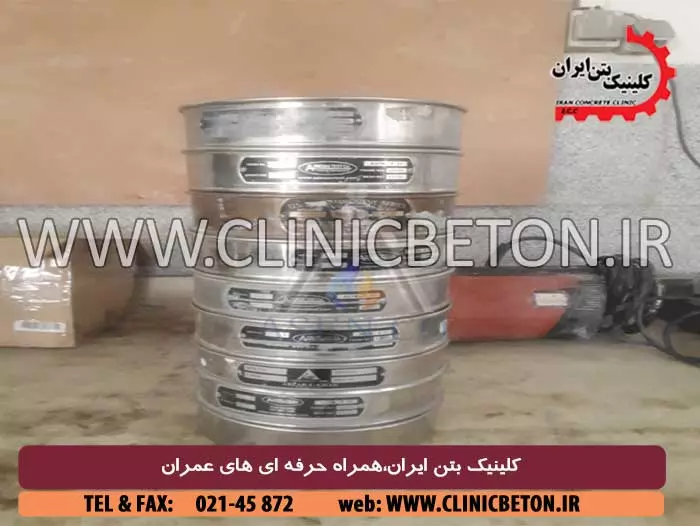 یک سری الک به همراه ظرف زیر آن